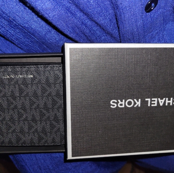 Micheal kors wallet new in box - Picture 2 of 6